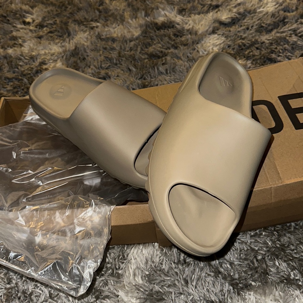 Yeezy Slides 'Desert Sand'